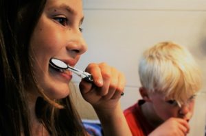 歯を磨く男女の子供の画像