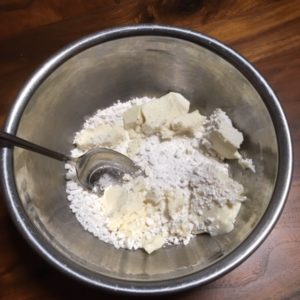 白玉粉に豆腐を入れる