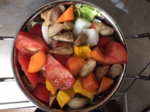 材料の野菜を鍋に入れる
